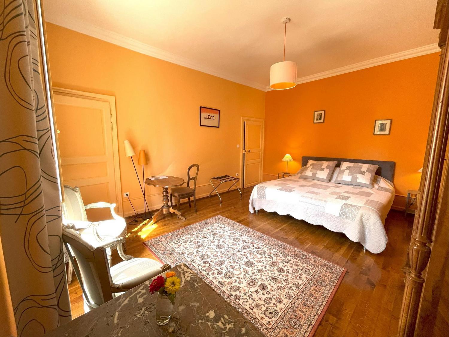 Chambre Saint Vivant – chambre d'hôtes de charme avec vue sur le parc, Domaine de Pellerey